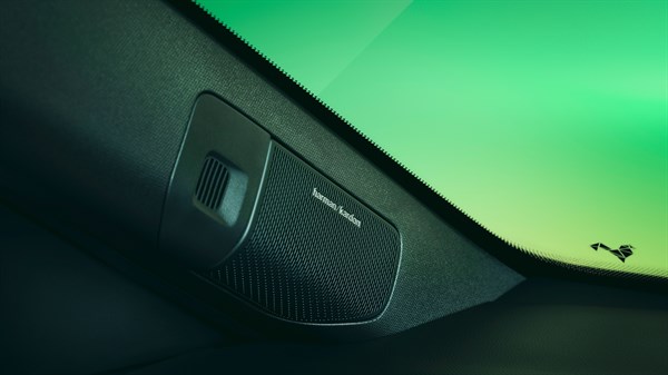 Zvočnik Harman/Kardon na stebričku notranjosti Renault 4 E-Tech Electric ob vetrobranskem steklu.