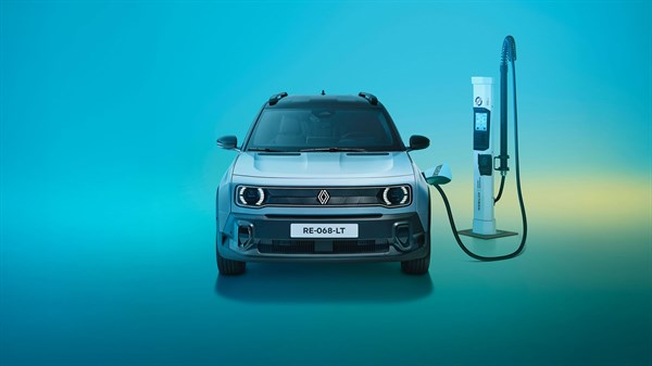 Vozilo R4 priključeno na polnilnico in fotografirano v studijskem prostoru.