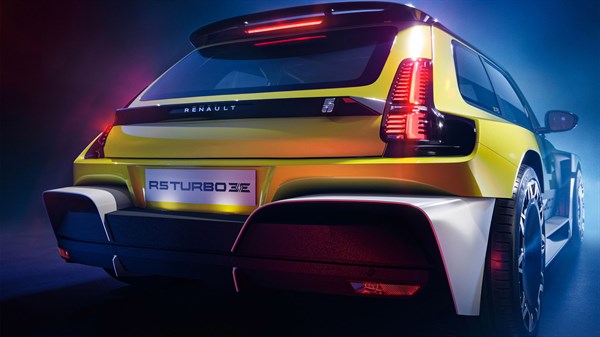 Zadnji pogled na Renault 5 Turbo 3E, z navpičnimi zadnjimi lučmi in vidno oznako modela na registrski tablici.