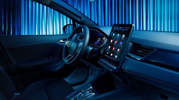 Notranjost Renault Symbioza, pogled na voznikov sedež in velik pokončen zaslon multimedijskega sistema OpenR Link z aplikacijami.