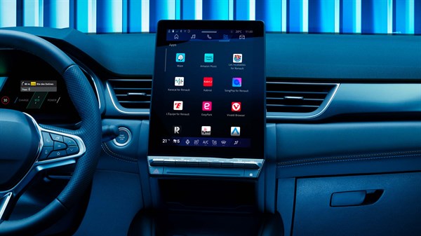Velik osrednji zaslon z nameščenimi aplikacijami, kot so Google Maps, Amazon Music, EasyPark, Vivaldi in Renault aplikacije, integriranimi v multimedijski sistem vozila Renault Symbioz.
