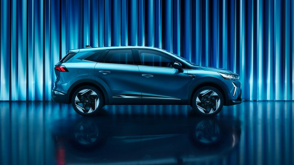 Renault Symbioz, bočni pogled z desne, osvetljen z modro svetlobo v studiu.