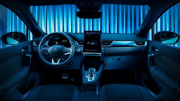 Pogled iz zadnjih sedežev vozila Renault Symbioz proti armaturni plošči, z odprtim panoramskim steklenim strešnim oknom in osrednjim digitalnim zaslonom na dotik.
