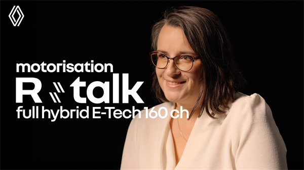 Ženska sedi za volanom Renault Symbioz in upravlja osrednji zaslon na dotik.