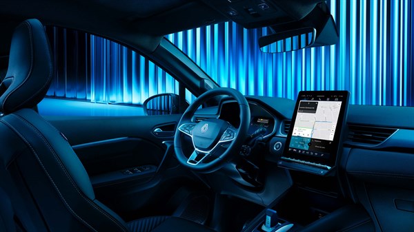 Pogled na notranjost Renault Symbioz s poudarkom na volanu, armaturni plošči in pokončnem sredinskem zaslonu z navigacijo.