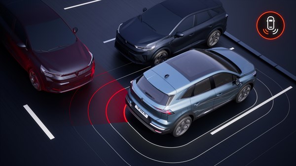 Skica: Renault vozilo zazna prečkanje drugega avtomobila pri vzvratni vožnji iz parkirnega mesta s pomočjo sistema za opozarjanje na prečni promet.