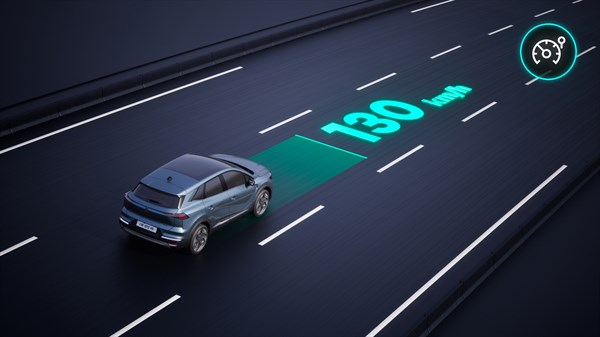 Skica: Renault vozilo na avtocesti z aktiviranim radarskim tempomatom, ki samodejno vzdržuje hitrost 130 km/h.