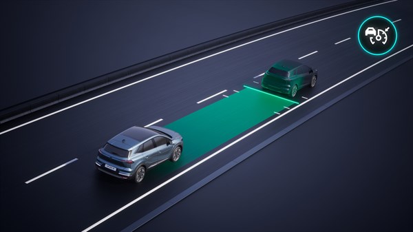 Skica: Renault vozilo na avtocesti z aktiviranim sistemom za ohranjanje razdalje, ki samodejno prilagaja hitrost glede na vozilo spredaj.