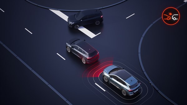 Skica: Renault vozilo z aktivnim sistemom za samodejno zaviranje v sili, ki zazna nevarnost trka s sprednjim vozilom v prometu.