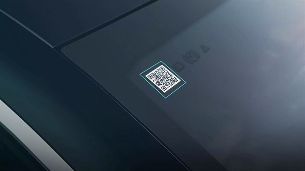 QR koda sistema QR Rescue na vetrobranskem steklu Renault vozila, namenjena hitremu dostopu do tehničnih informacij za reševalce.