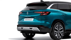 Zadnji del vozila Renault Austral na beli podlagi.