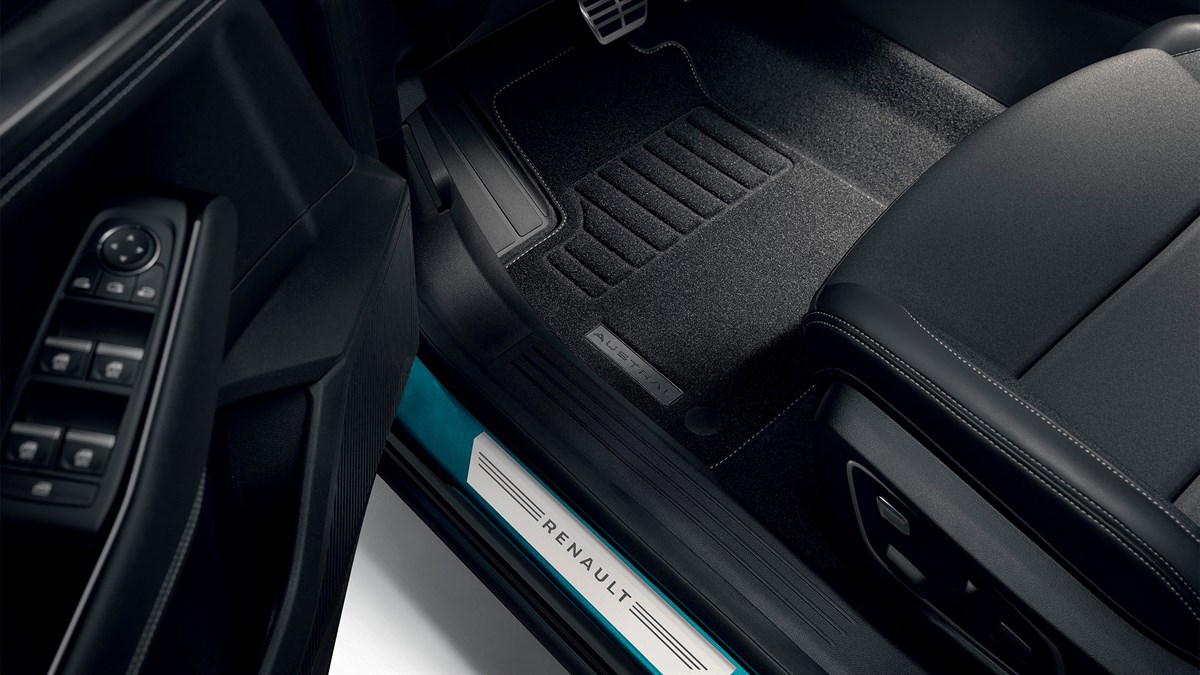 Notranji prag vozila Renault Austral z osvetljeno letvijo in talno preprogo z napisom Austral za dodatno eleganco in zaščito.