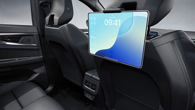 Na hrbtnem delu sovoznikovega sedeža je pritrjen večnamenski  nosilec na katerem je digitalna tablica.