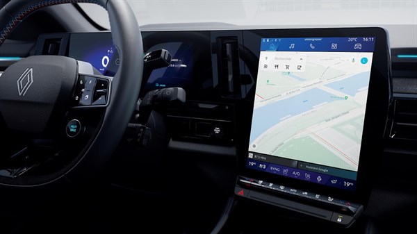Volan in digitalna armaturna plošča vozila Renault s prikazom navigacijskega zemljevida na osrednjem zaslonu na dotik.