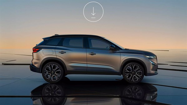 Renault Austral, SUV, prikazan v profilu z leve strani, parkiran na odsevni površini ob sončnem zahodu.