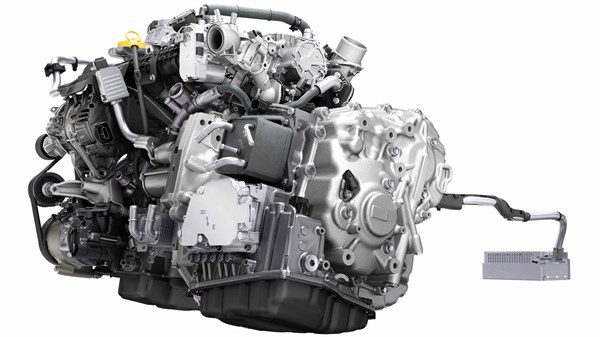 Motor Renault z notranjim izgorevanjem in priključenim elektronskim modulom, prikazan na belem ozadju.