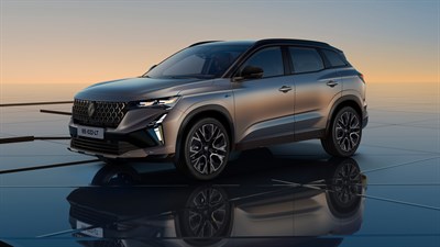 Sivi Renault Austral parkiran na zrcalni površini ob sončnem zahodu, sprednji pogled pod kotom.