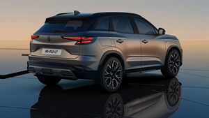 Renault Austral v sivi barvi je prikazan z zadnje strani na sijoči, futuristični podlagi ob sončnem zahodu.