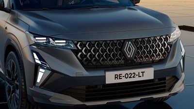 Prednja maska vozila Renault Austral s prižganimi žarometi. 