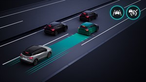 Vizualizacija sistema za pomoč vozniku v vozilu Renault Austral, ki prikazuje aktivno ohranjanje voznega pasu in prilagodljivi tempomat med vožnjo po avtocesti.