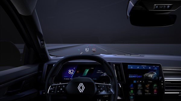 Pogled iz notranjosti vozila Renault med nočno vožnjo, s prikazom hitrosti in navigacije na projekcijskem zaslonu ter digitalni armaturni plošči.