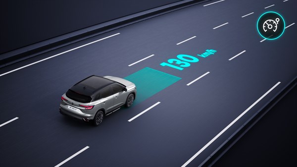 Renault Austral med vožnjo po avtocesti s prikazom nastavljene hitrosti 130 km/h in aktivnim tempomatom.