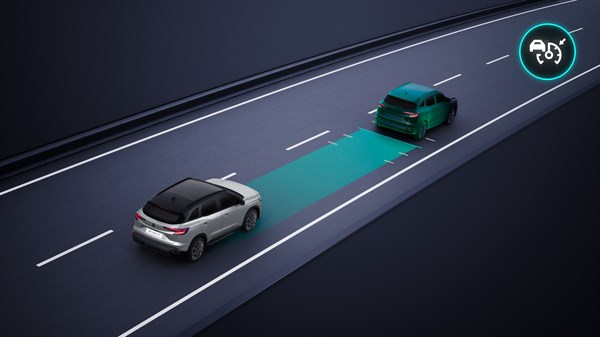 Renault Austral z aktiviranim sistemom za samodejno prilagajanje hitrosti glede na vozilo pred njim, prikazan med vožnjo po avtocesti.