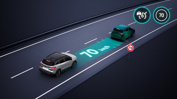 Renault Austral vozi po avtocesti s prilagoditvijo hitrosti na 70 km/h glede na prometni znak in vozilo pred njim.