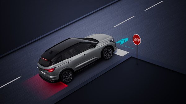 Renault Austral ustavljen pred znakom STOP, z vklopljenimi zavorami in prikazano puščico za zavijanje.