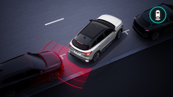 Renault Austral med vzvratnim parkiranjem, s prikazom opozorila senzorjev ob približevanju zadnjemu vozilu.