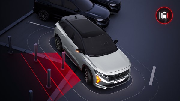 Renault Austral med parkiranjem, z aktivnimi senzorji za preprečevanje trka ob zaznavi stebričkov pred vozilom.