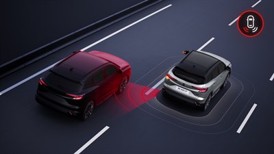 Renault Austral s pomočjo senzorjev zazna vozilo v mrtvem kotu med menjavo voznega pasu in opozori voznika na nevarnost.