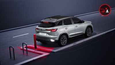 Renault Austral s sistemom za samodejno zaviranje preprečuje trčenje s fiksno oviro pri vzvratni vožnji.