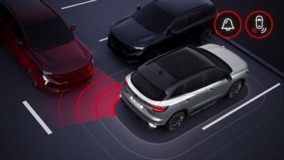 Renault Austral zazna prečni promet pri vzvratni vožnji in opozori voznika na približujoče se vozilo.