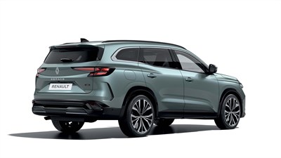 Zadnji bočni pogled na Renault Espace, opremljen s paketom zunanje opreme s karbonskim učinkom na spojlerju, odbijačih in stranskih elementih.