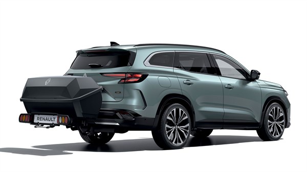 Renault Espace z nameščenim aerodinamičnim kovčkom aero cargo box™ na zadnji vlečni kljuki.