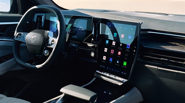 Notranjost Renault Espace z osredotočenostjo na digitalno armaturno ploščo in velik pokončen zaslon sistema openR link, na katerem so prikazane aplikacije, kot so Google Maps, Spotify in YouTube.