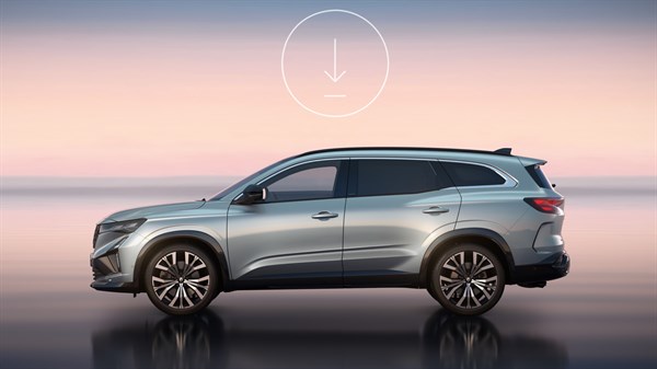 Bočni pogled na parkiran Renault Espace v srebrni barvi, zrcaljen na sijoči površini v ozadju pastelnega sončnega zahoda.