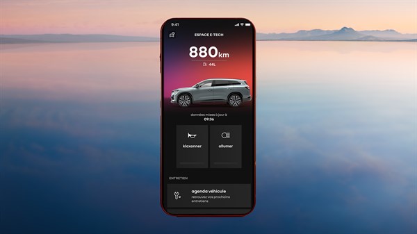 Pametni telefon z odprto aplikacijo My Renault prikazuje stanje vozila Espace E-Tech, z dometom 880 km ter možnostma za upravljanje klime in zaklepanja vozila.