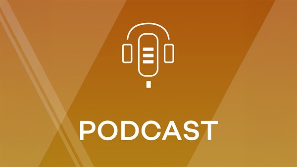 Ikona mikrofona s slušalkami na oranžno-rjavi podlagi z diagonalnimi črtami, pod katero je napis 'PODCAST'.