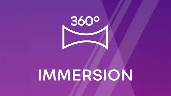 Bela ikona panoramskega pogleda z oznako '360°' na vijolično-roza ozadju z diagonalnimi prosojnimi trakovi, pod katero je napis 'IMMERSION'.
