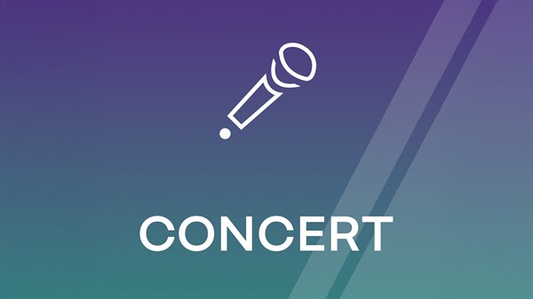 Bela ikona mikrofona, nagnjena pod kotom navzdol desno, na ozadju z vijolično-zelenim prelivom in diagonalnimi črtami, pod katero je napis 'CONCERT'.