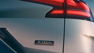 Oznaka E-TECH hybrid pod zadnjo lučjo.