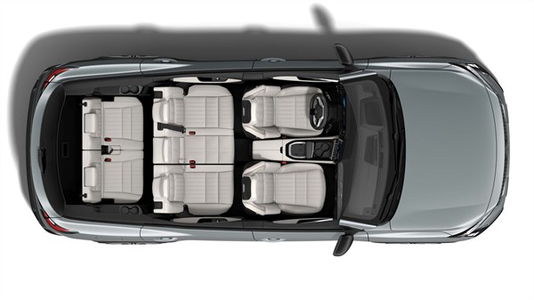 Pogled od zgoraj na Renault Espace s sedmimi svetlimi usnjenimi sedeži v treh vrstah.