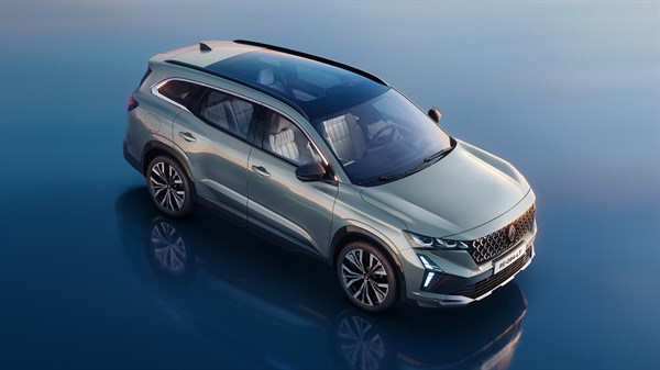 Renault Espace v svetlo modro-srebrni barvi, pogled od zgoraj-spredaj-desno, s panoramsko streho in odsevom na sijoči površini.