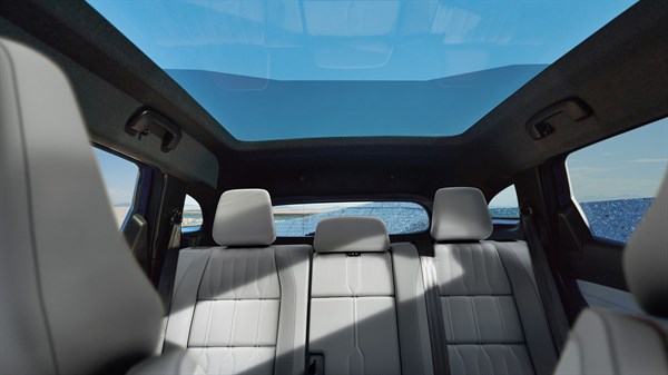 Zadnji sedeži v notranjosti vozila Renault Espace s panoramsko streho.