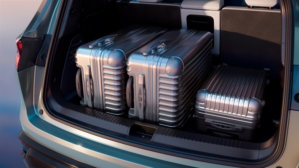 Prtljažnik vozila Renault Espace z zloženimi kovčki.