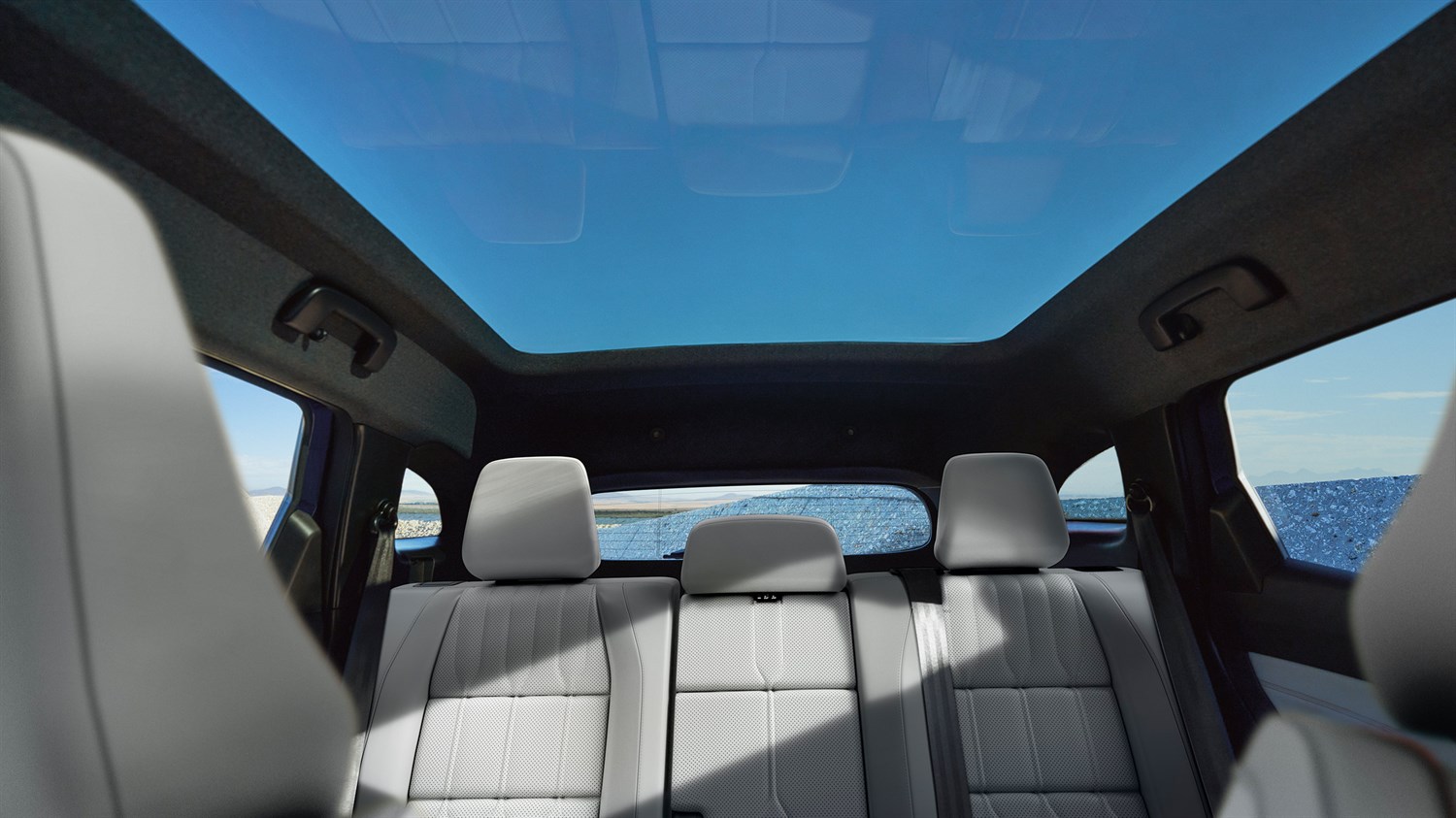 Zadnji sedeži v notranjosti vozila Renault Espace s panoramsko streho.