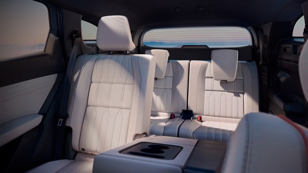 Zadnji sedeži v notranjosti vozila Renault Espace z osrednjim naslonom za roke.