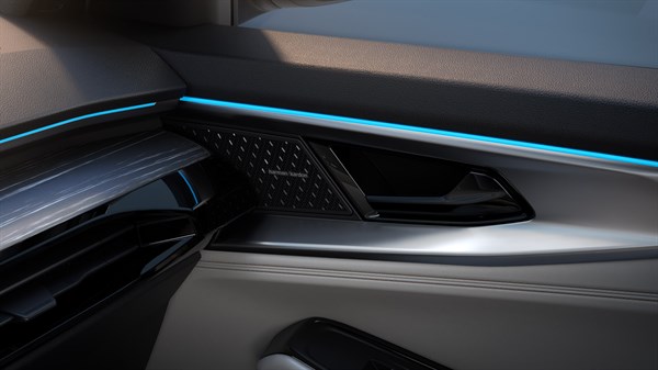 Notranji detajl vrat vozila Renault Espace z ambientalno osvetlitvijo.